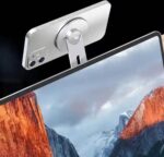 Slimtron telefoonhouder met iPhone naast laptop