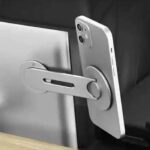 Slimtron telefoonhouder aan de zijkant van een laptop